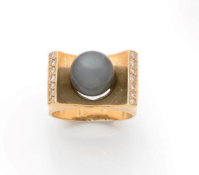 BAGUE en or jaune 18K (750), le chaton de...
