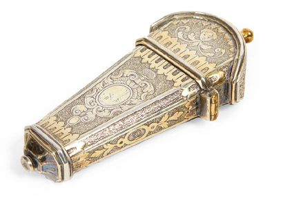ÉTUI-NÉCESSAIRE EN VERMEIL Ouvrant à charnière,...