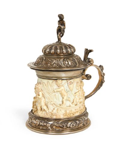 CHOPE EN IVOIRE A MONTURE EN ARGENT REPOUSSE...