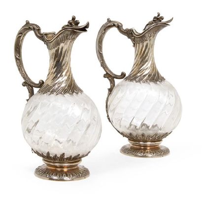 PAIRE DE CARAFES CRISTAL/ARGENT Elles reposent...
