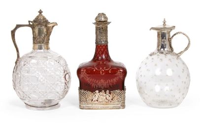 CARAFE A LIQUEUR ET DEUX AIGUIÈRES COUVERTES...