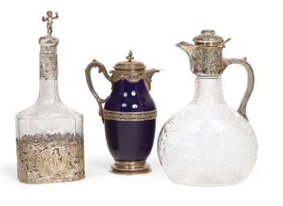 CARAFE A LIQUEUR ET DEUX AIGUIERES COUVERTES...