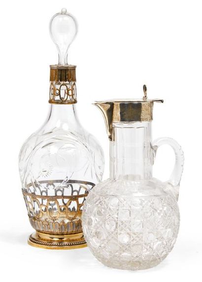 DEUX CARAFES A LIQUEUR En cristal taillé...