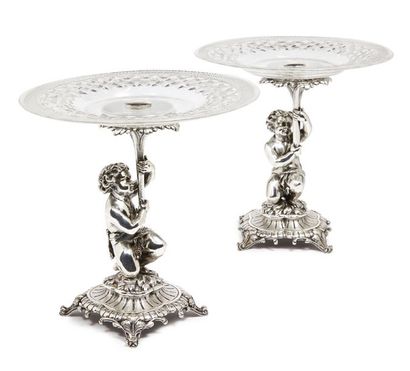 PAIRE DE COUPES en bronze argenté, figurant...