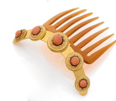 PEIGNE en or jaune 18K (750), et écaille...