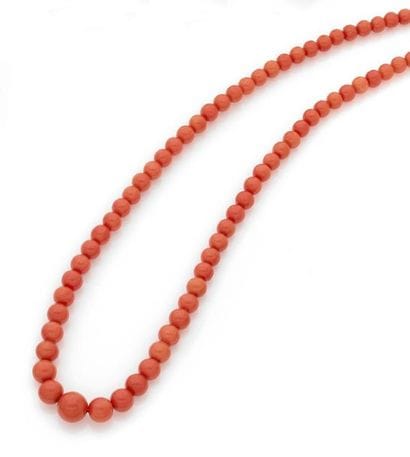 COLLIER un rang de perles de corail en chute,...