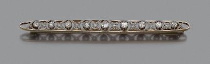 BROCHE-BARRETTE en or 18K (750), ajourée,...