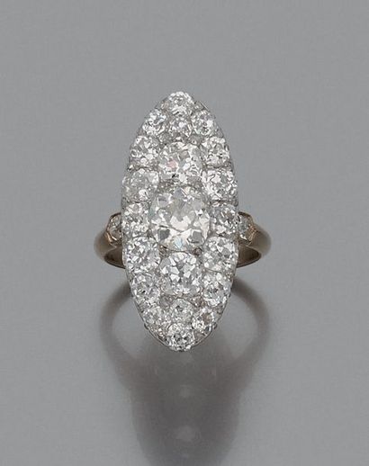 BAGUE MARQUISE en Platine et or gris 18K...