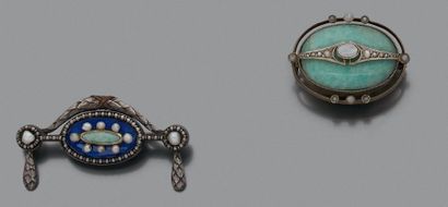 SUITE DE DEUX BROCHES en argent: la première...