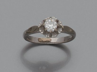 BAGUE en Platine ornée d'un diamant rond...