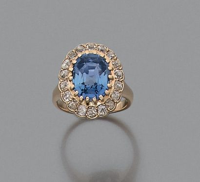 BAGUE en or jaune 18K (750), ornée d'un saphir...