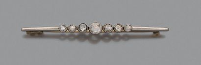 BROCHE-BARRETTE en or 18K (750), ornée de...
