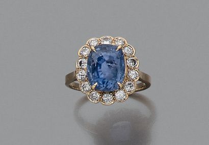 BAGUE en or 18K (750), ornée d'un saphir...