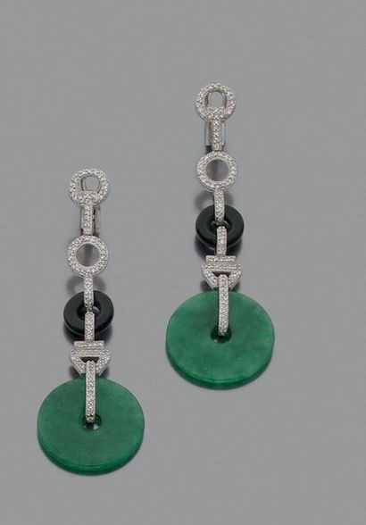 PAIRE DE PENDANTS D'OREILLES en or gris 18K...