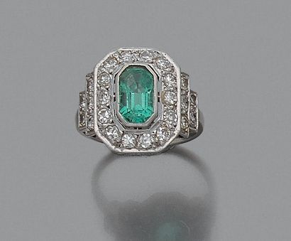 BAGUE en platine, le chaton octogonal à degrés...