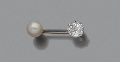 BROCHE-BARRETTE en platine ornée à une extrémité...