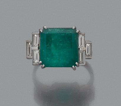 BAGUE en or gris 18K (750) ornée d'une émeraude...
