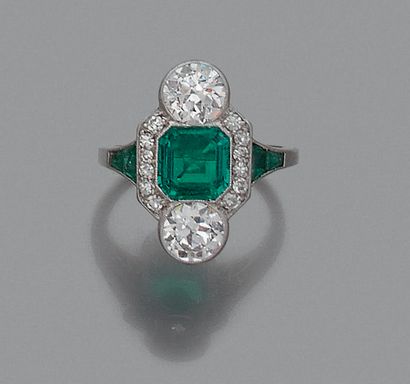 BAGUE en platine ornée d'une émeraude carrée...