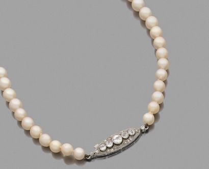 LONG COLLIER de perles de culture en chute,...