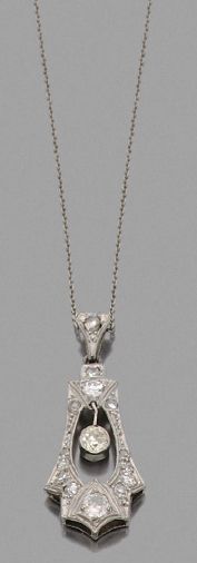 PENDENTIF en platine de forme géométrique,...