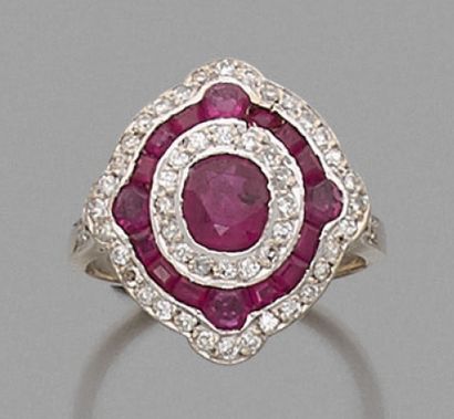 BAGUE en or gris 18K (750), ornée d'un rubis...