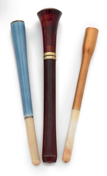 LOT DE 3 FUME-CIGARETTES, le premier en or...