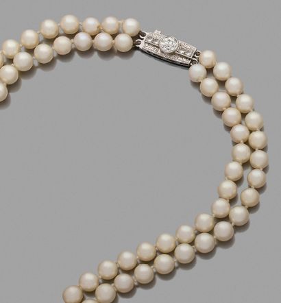LONG COLLIER de deux rangs de perles de culture...