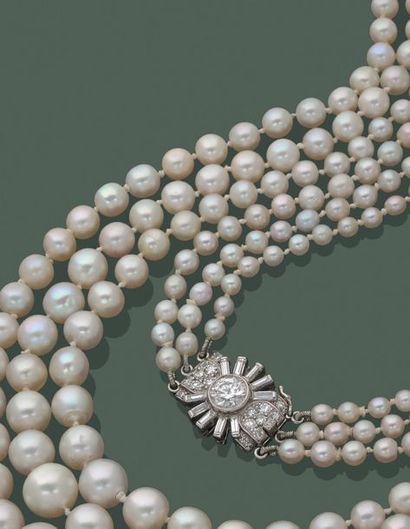 COLLIER de trois rangs de 269 perles fines...