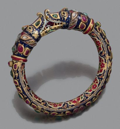 BRACELET ouvrant en or jaune 18K (750), entièrement...