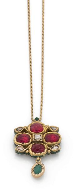 PENDENTIF en or jaune 18K(750) serti de quatre...