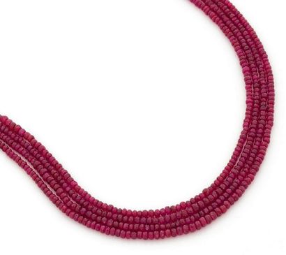COLLIER de quatre rangs de perles de rubis...