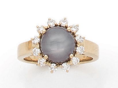 BAGUE en or jaune 18 (750) ornée d'un saphir...