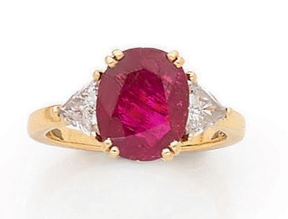 BAGUE en or jaune ornée d'un rubis ovale...