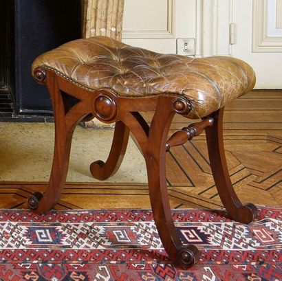 Tabouret en acajou, capitonné.
H. 47 cm -...