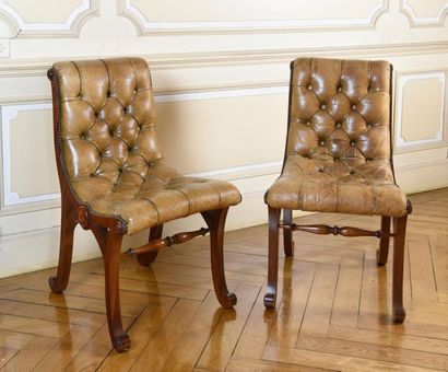 Paire de chaises en acajou et cuir capitonné.
Angleterre,...