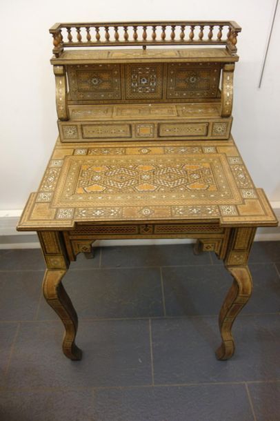Damas, bureau à gradin en marqueterie et...