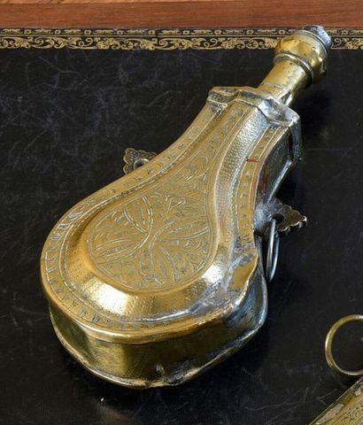 Poire à poudre en laiton gravé.
XIXème siècle,...