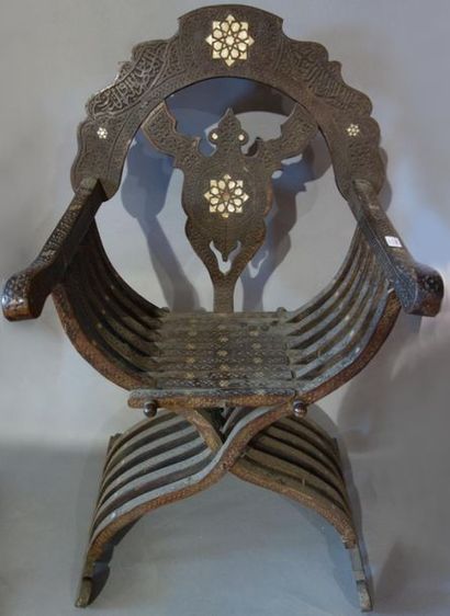 Fauteuil curule en bois incrusté de nacre,...