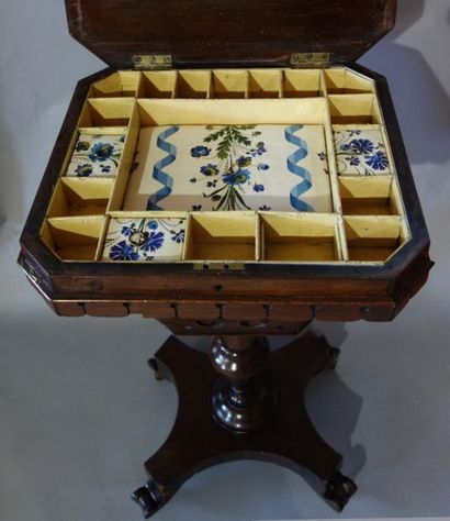 Angleterre, belle petite table à ouvrage...