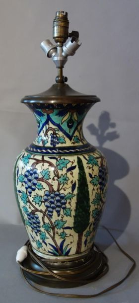 Grand vase Iznik à décor de grappes de raisins...