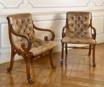 Angleterre, paire de fauteuils en acajou...