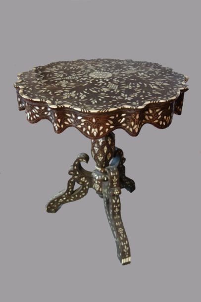 Guéridon tripode dans le style de Damas en...