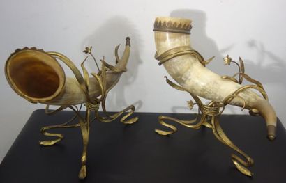 Paire de grandes cornes montées en bronze...