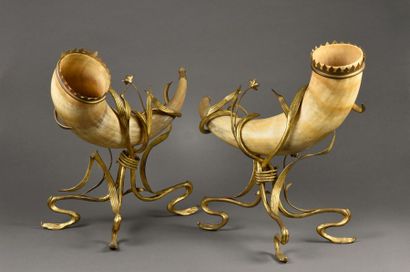 Paire de grandes cornes montées en bronze...