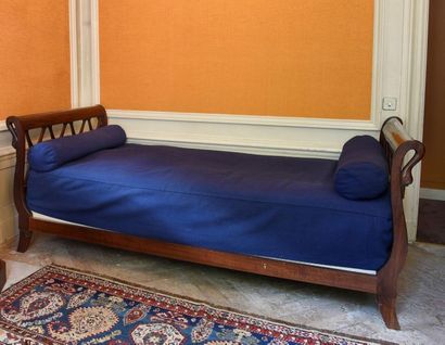 Petit lit en acajou, tête de lit en croisillon,...
