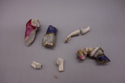 Trois groupes en porcelaine dans le gout...