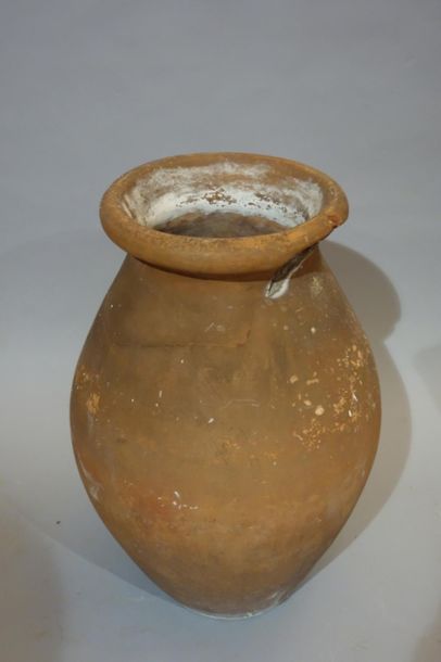 Pair of terracotta garden vases. Accidents....
