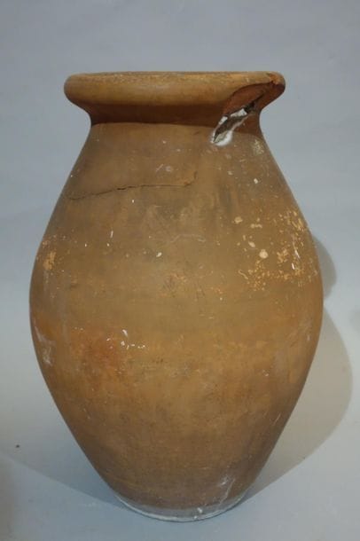 Pair of terracotta garden vases. Accidents....