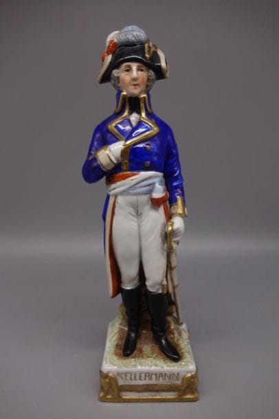 Porcelain statuette of General KELLERMANN.
H.25...