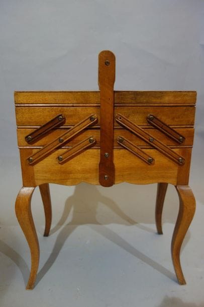 Sewing box in natural wood with acordeon...